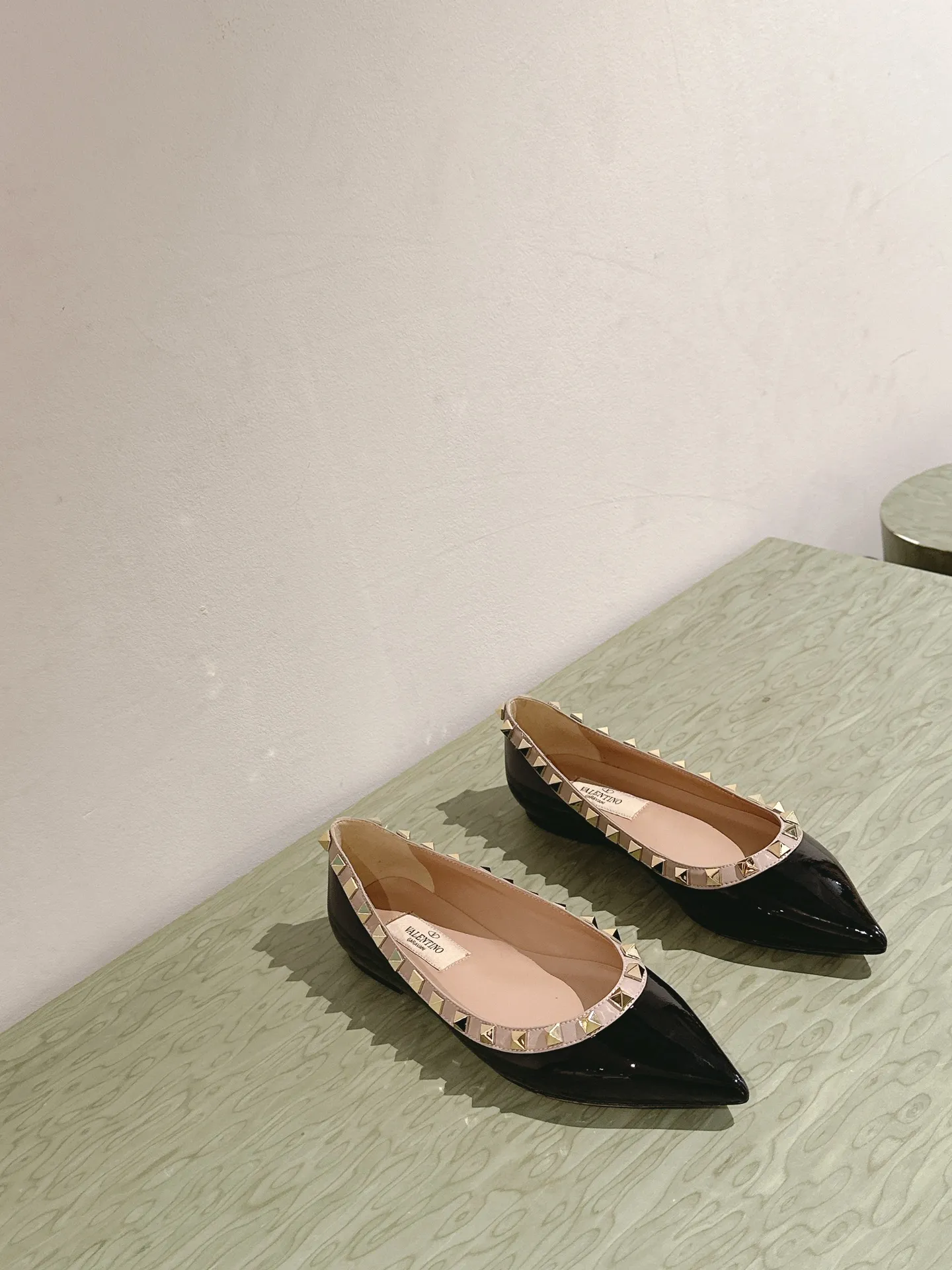 👟👟Ex-factory price 520👟👟 | ²⁰²4 𝐬𝐬 🤍🤎 Versatile series for all seasons! Is your shoe cabinet missing a pair? ! 🔥 The entire VALENTINO series is produced by Taiwan-funded factories! Getting in and out of the counter is stress-free! ROCKSTUD Valentino studded patent leather ballet flats ONE STUD retro craft pyramid large rivet buckle flats/high heels Smooth shoe lines and awesome version Comfortable upper foot. Increases height. Looks slimmer. Elongates leg lines Imported mirrored calfskin/cow patent leather/high-density silk material Lambskin lining Italian high-density genuine leather outsole Size35-39 (40/41/42 can be customized) Heel height: flat ♺Synchronized gift box💝packaging at the counter!